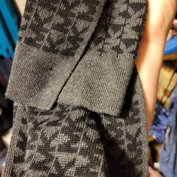 Michael Kor's MK Patterned Black And Grey Scarf - Picture 9 of 9